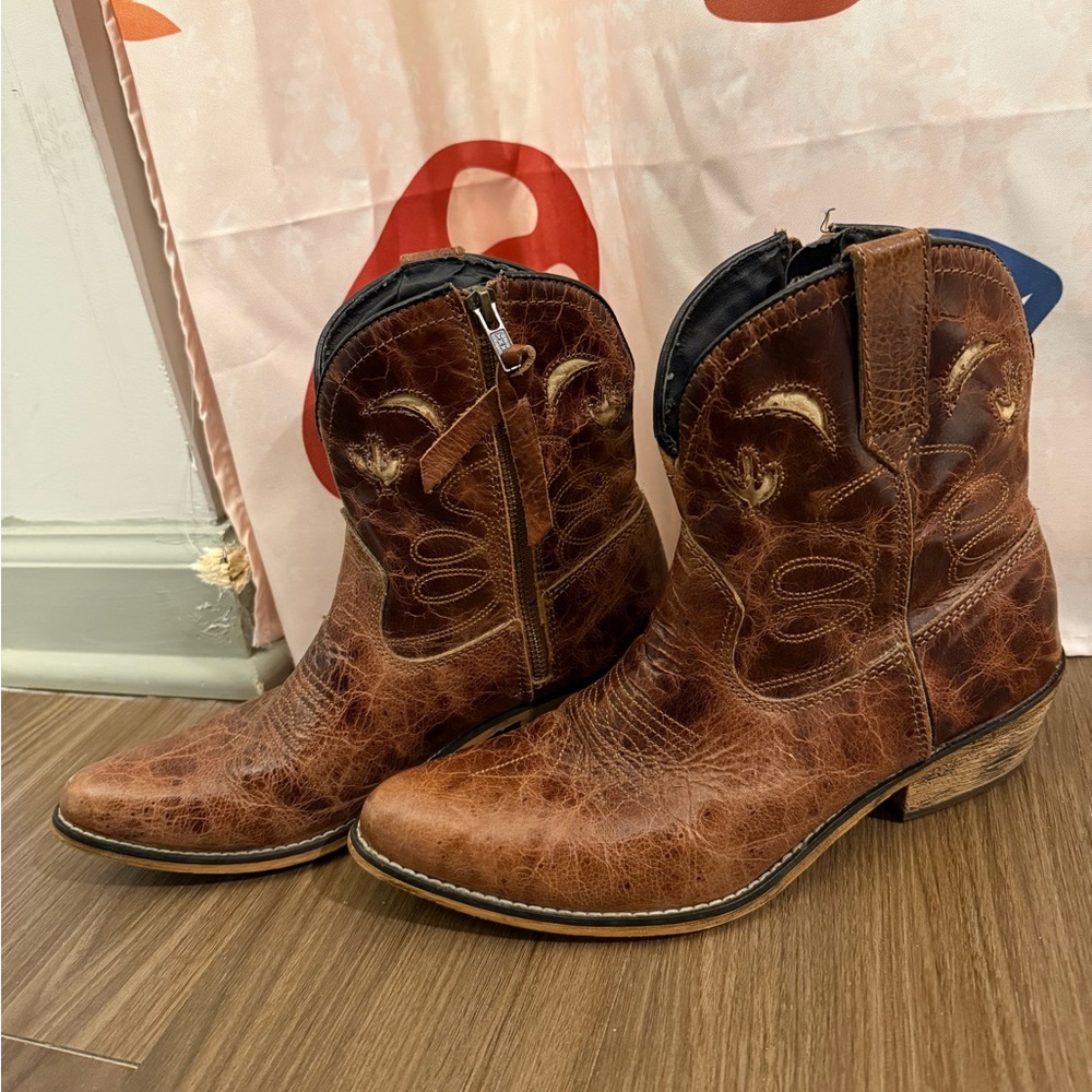 Dingo cowboy boots (women’s size 8M)